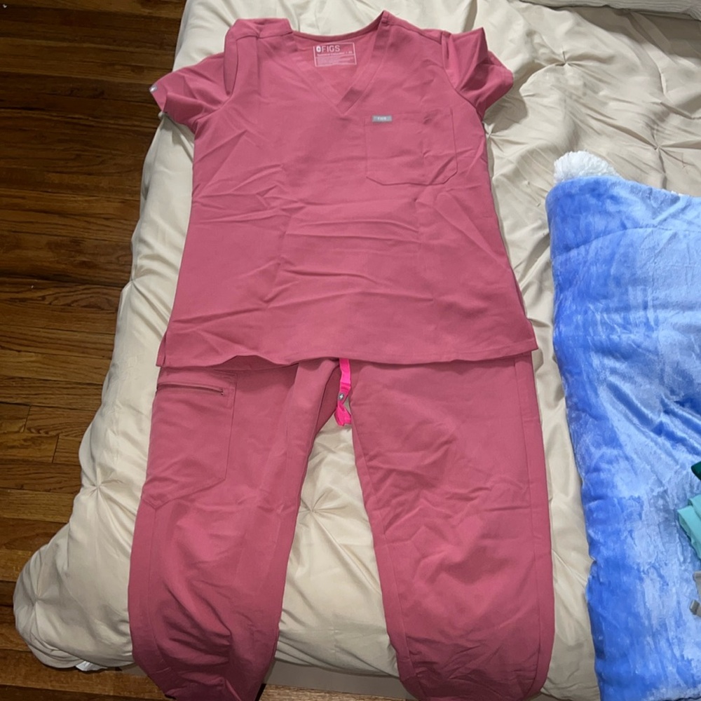 FIGS Mauve Scrub SET